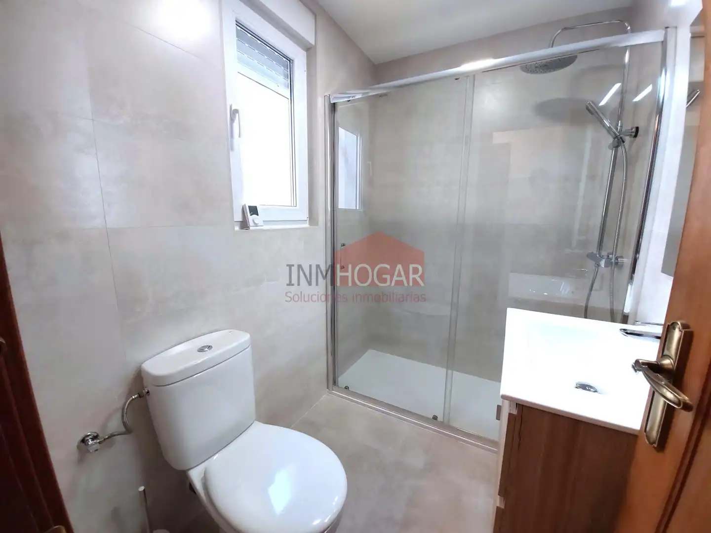 Baño de Piso en venta en Ávila con Calefacción, Terraza y Trastero