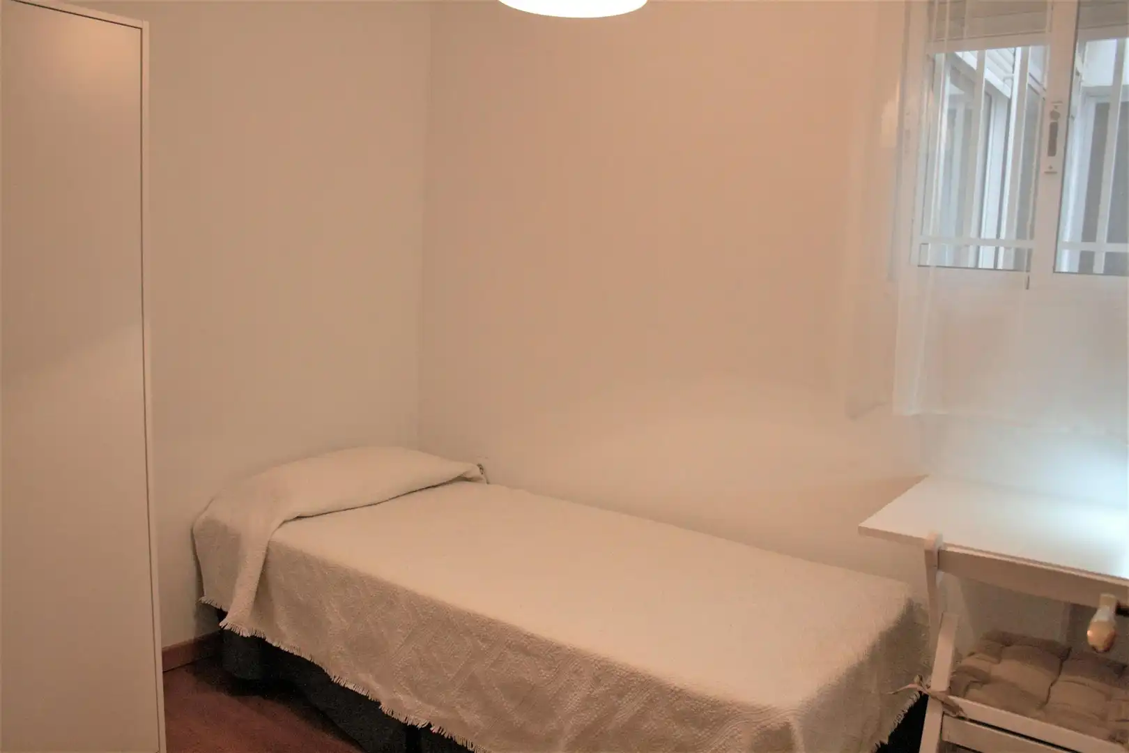Bedroom of Flat for share in  Sevilla Capital  with Air Conditioner, Furnished and Washing machine