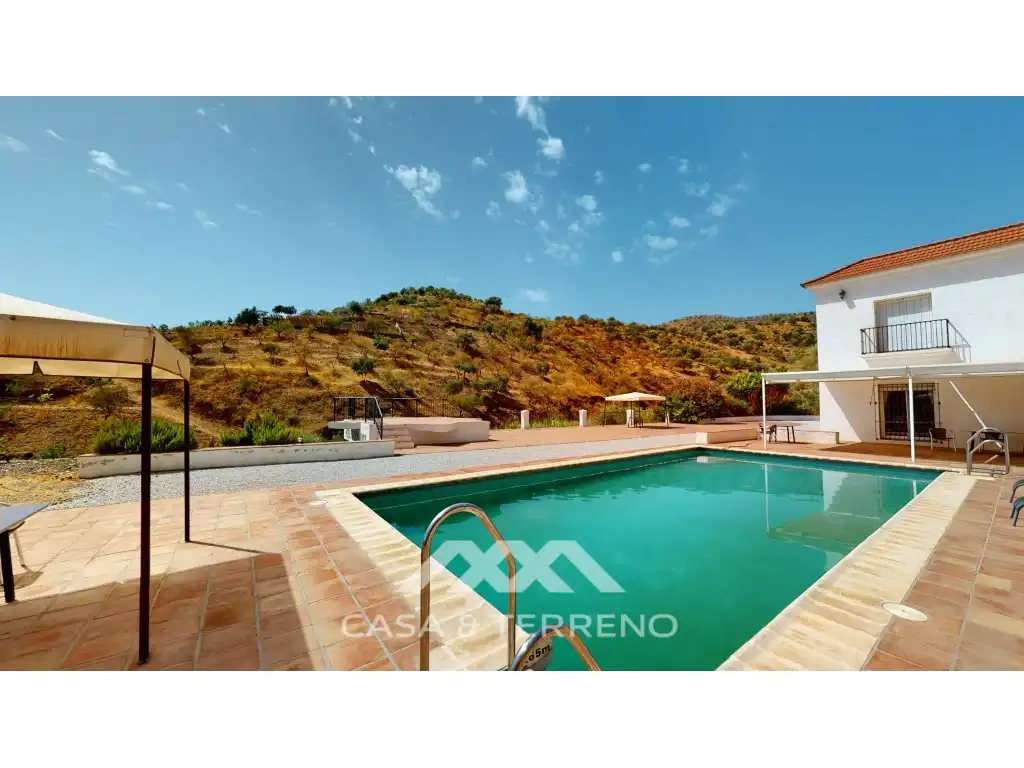 Piscina de Local en venta en Macharaviaya con Aire acondicionado