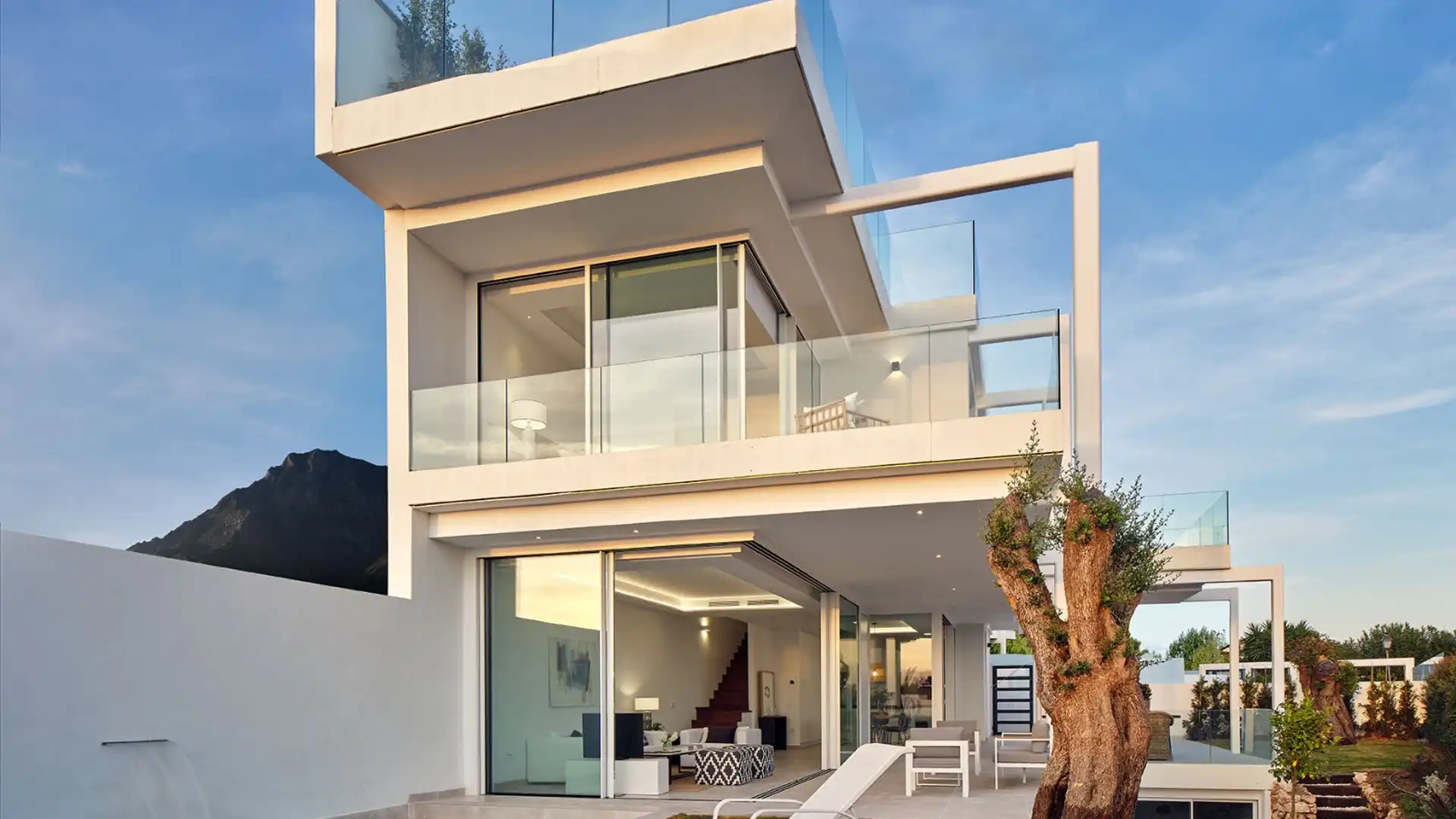 Vista exterior de Casa o xalet en venda en Marbella amb Terrassa