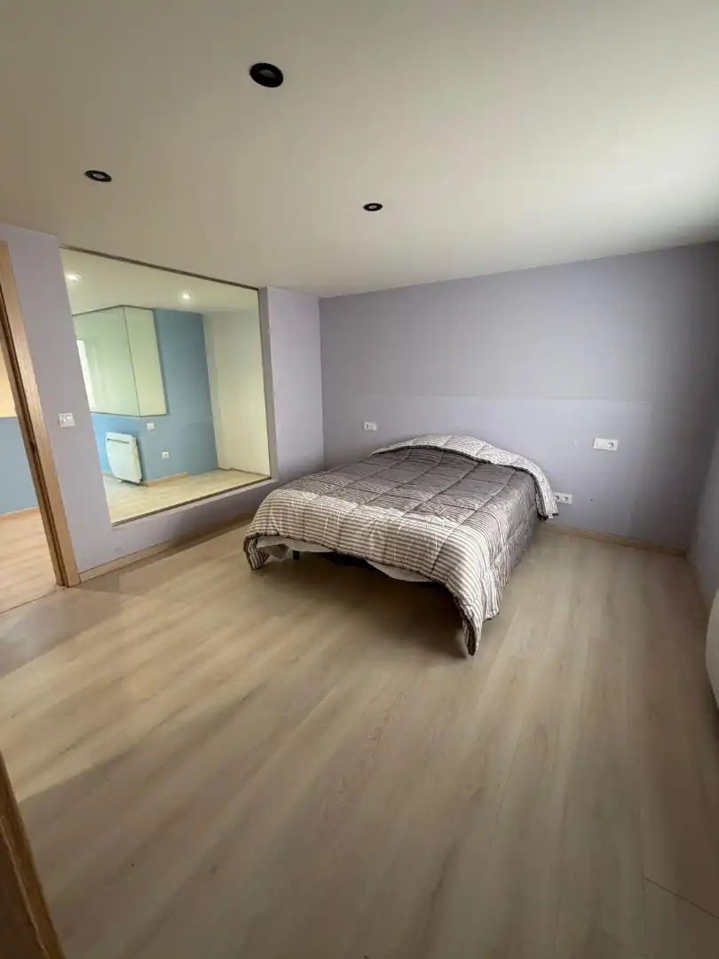 Schlafzimmer von Erdgeschoss zur Miete in A Coruña Capital  mit Parkett, Waschmaschine und Mikrowelle
