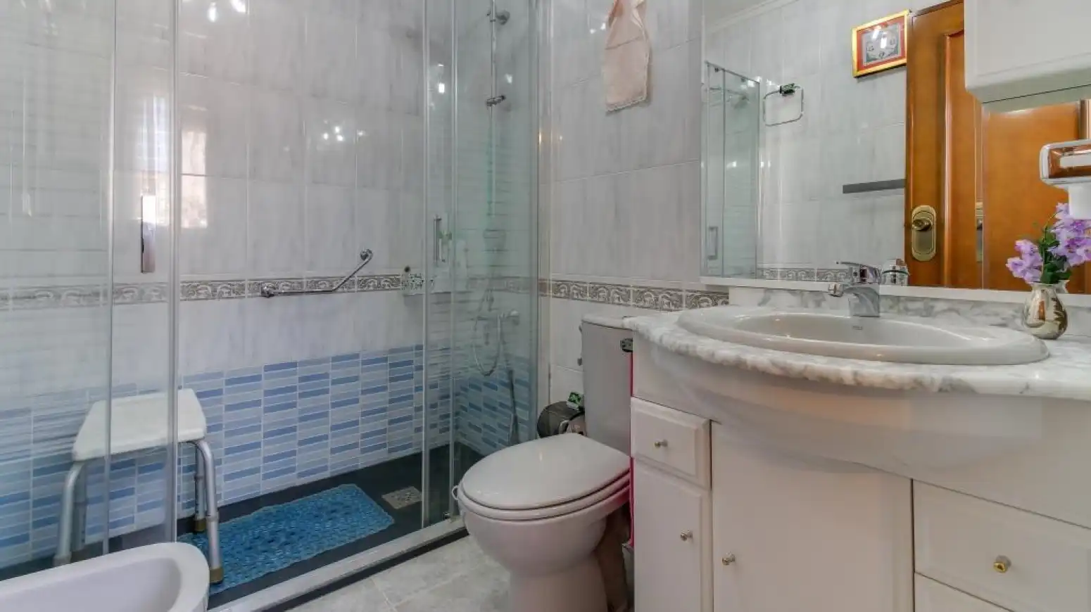 Badezimmer von Einfamilien-Reihenhaus zum Verkauf in Salamanca mit Heizung, Privatgarten und Parkett