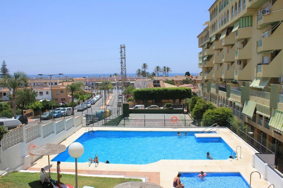Piscina de Planta baixa de lloguer en Rincón de la Victoria amb Aire condicionat, Jardí privat i Piscina comunitària