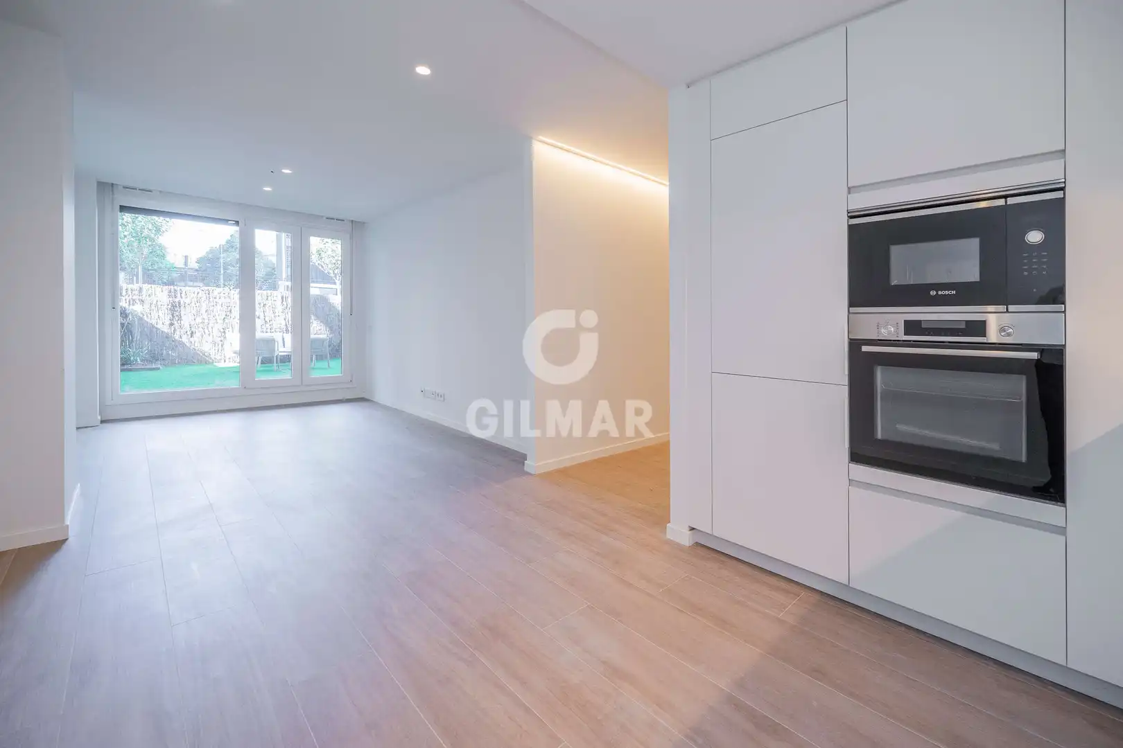 Sala d'estar de Planta baixa en venda en Madrid amb Calefacció, Jardí privat i Traster