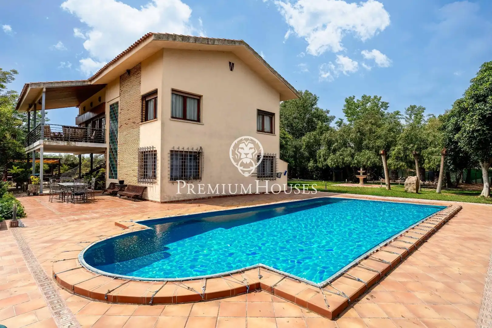 House with pool for sale in Riudoms