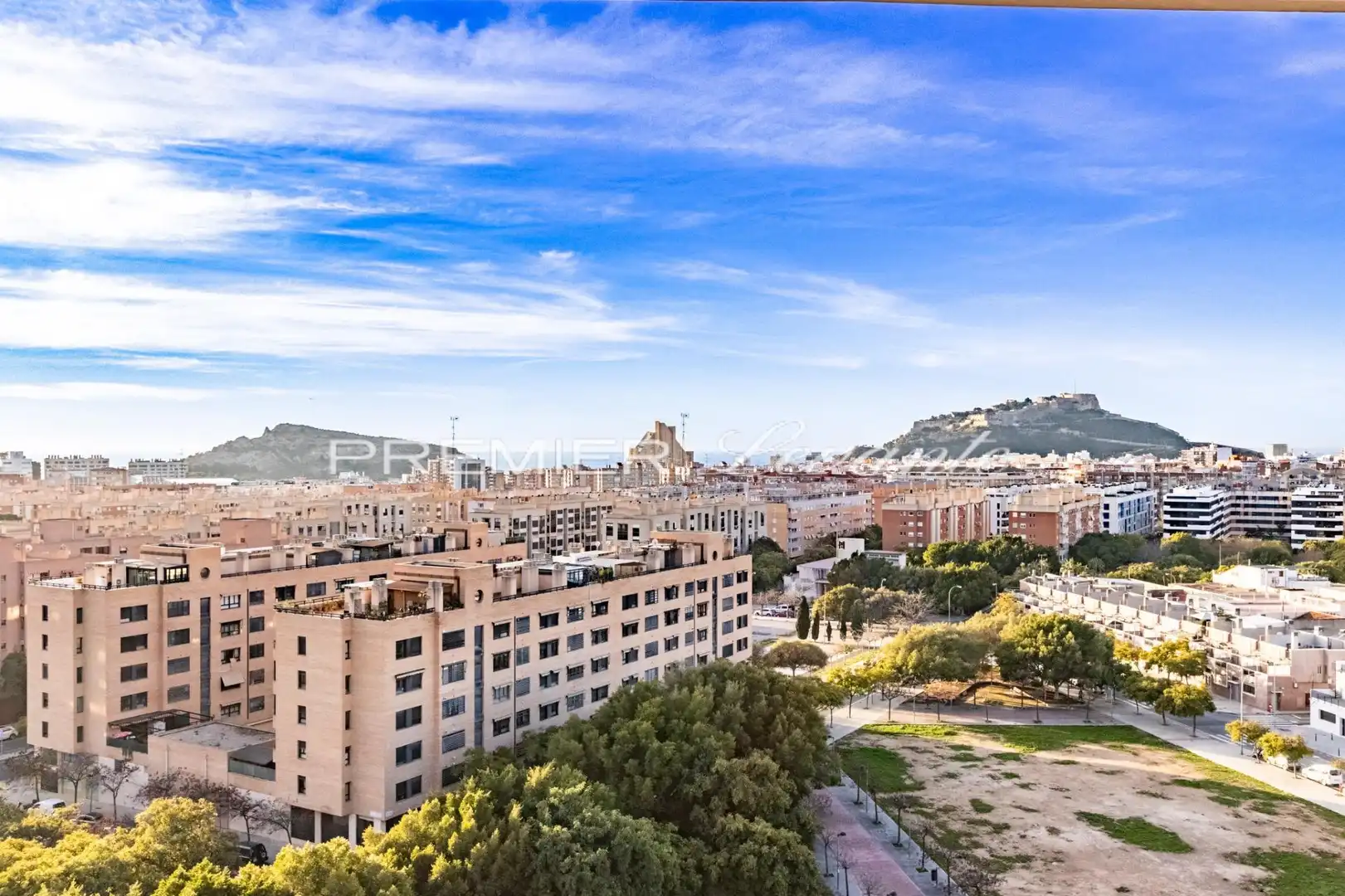 Vista exterior de Àtic en venda en Alicante / Alacant amb Aire condicionat, Calefacció i Jardí privat