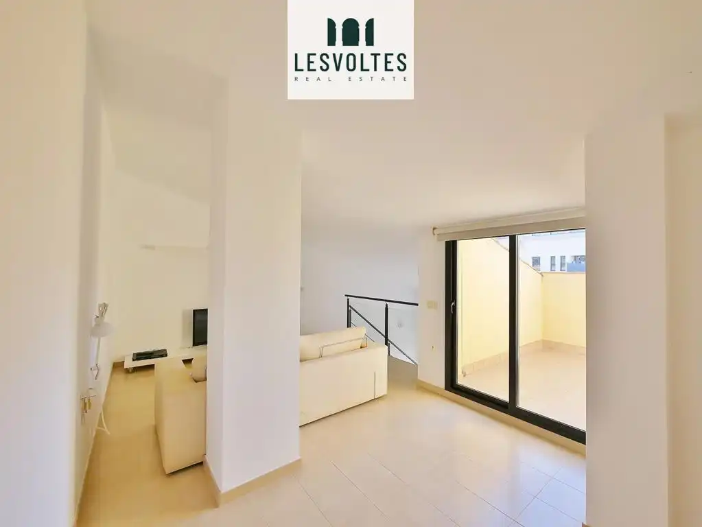 Sala de estar de Piso en venta en La Bisbal d'Empordà con Calefacción, Terraza y Amueblado