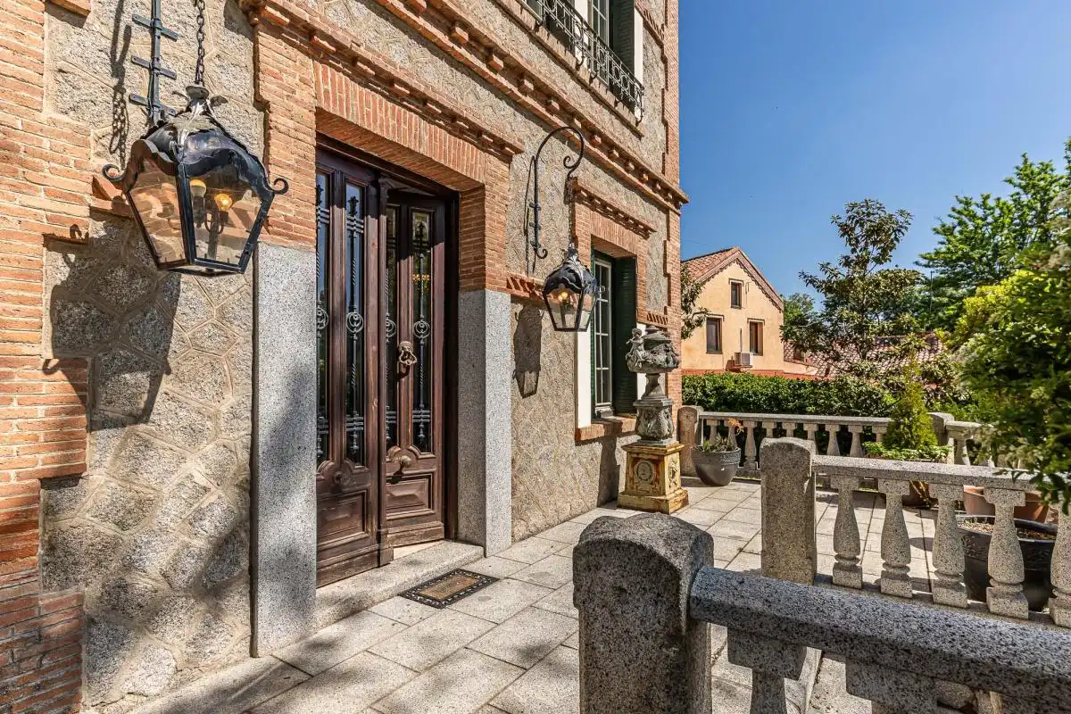 Exterior view of Houses for sale in San Lorenzo de El Escorial  with Air Conditioner, Heating and Private garden