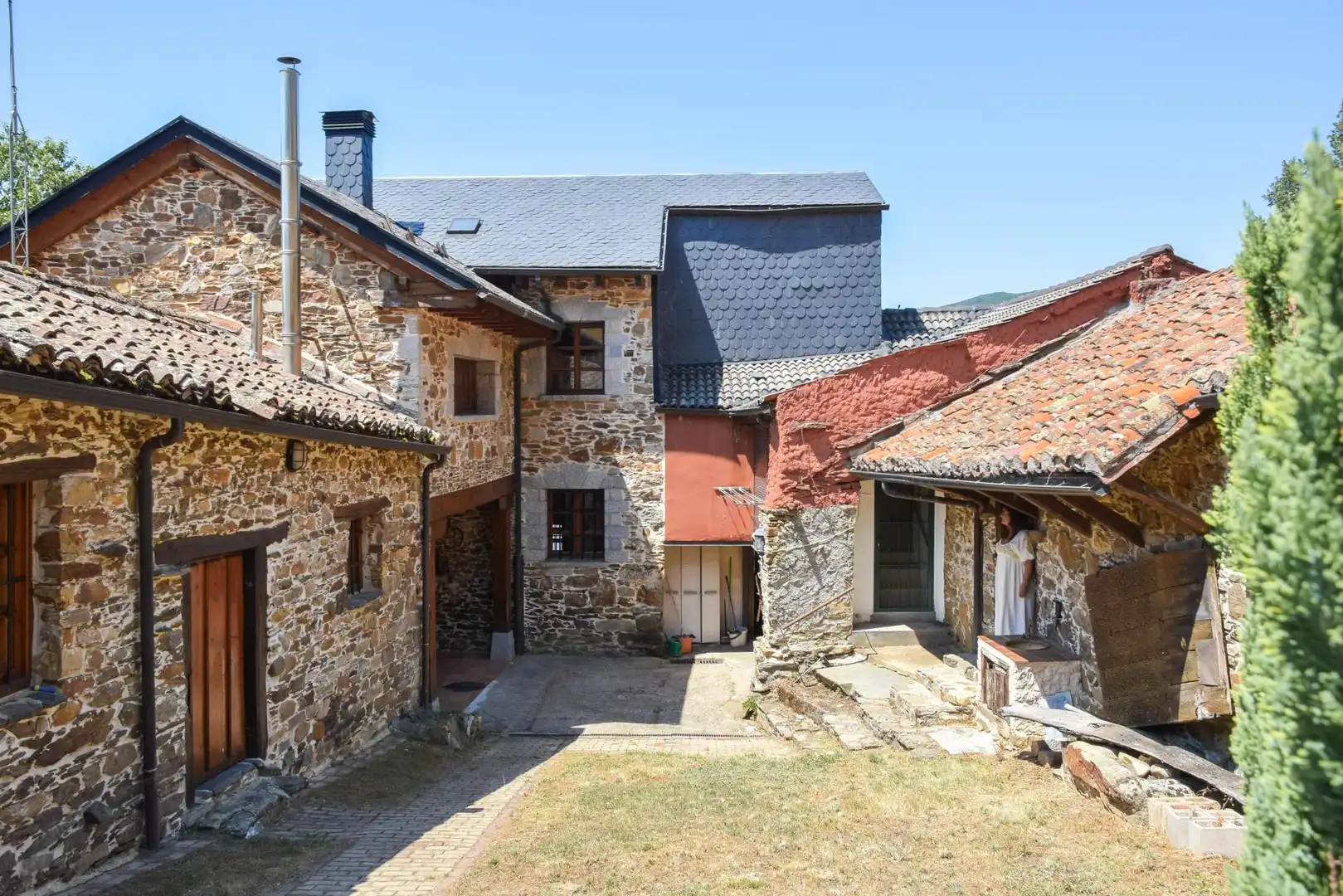 Vista exterior de Finca rústica en venda en Riello amb Calefacció