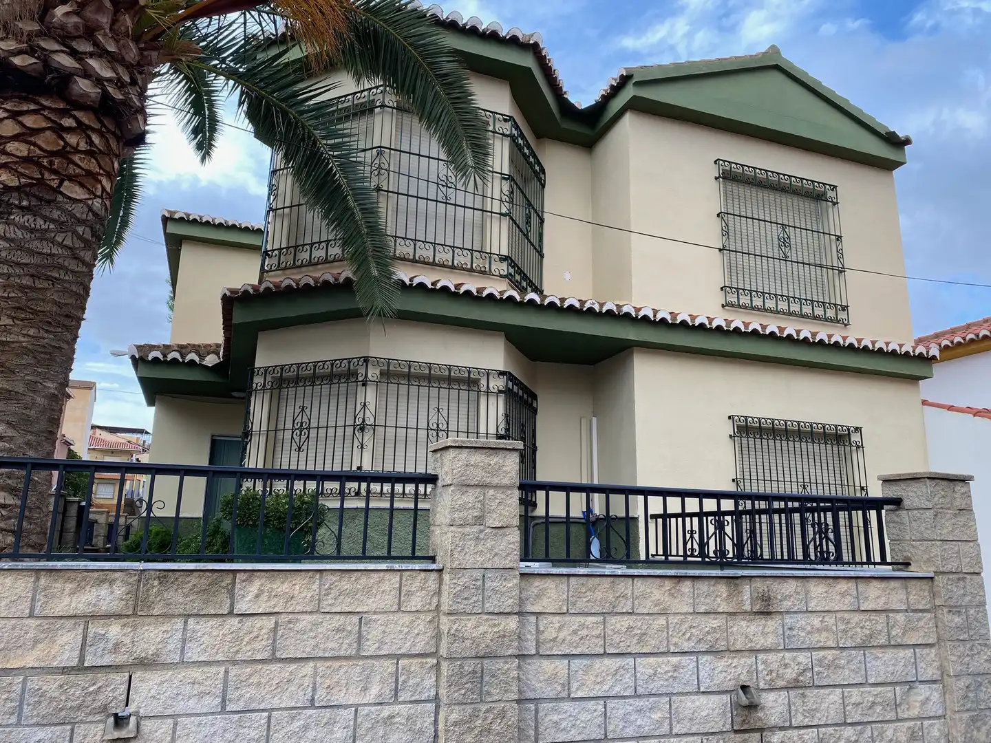 Vista exterior de Casa o xalet en venda en Guadix amb Terrassa i Moblat
