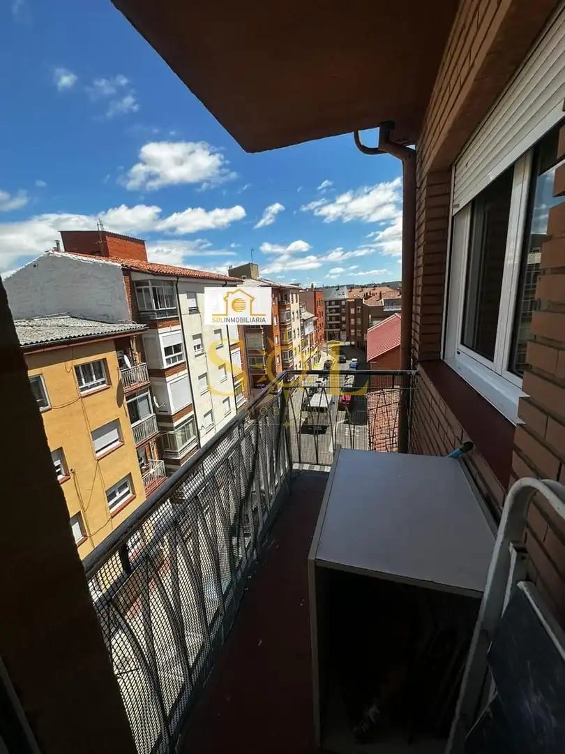 Terrassa de Pis en venda en León Capital  amb Calefacció, Parquet i Moblat