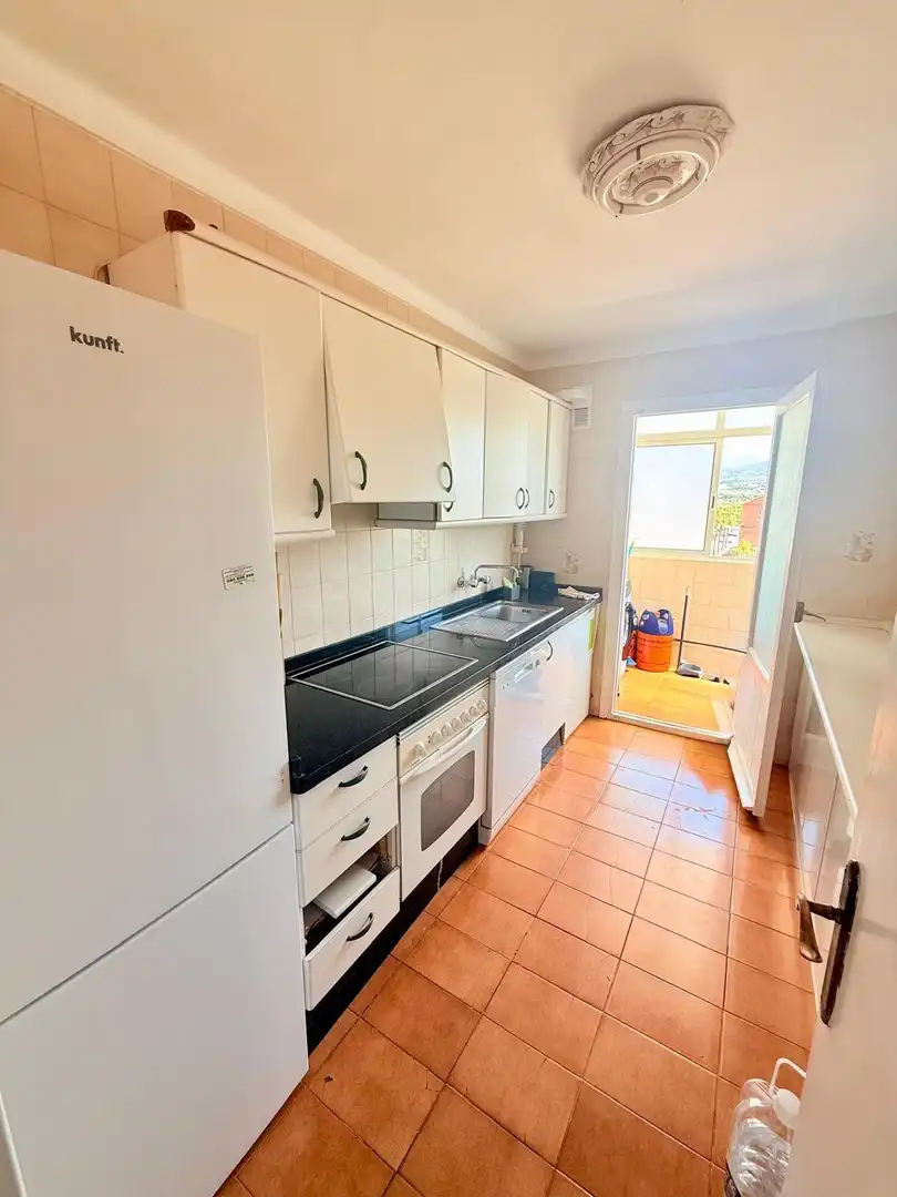 Cuina de Apartament de lloguer en Vélez-Málaga amb Piscina comunitària