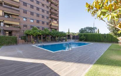 Piscina de Pis en venda en  Granada Capital amb Aire condicionat i Terrassa