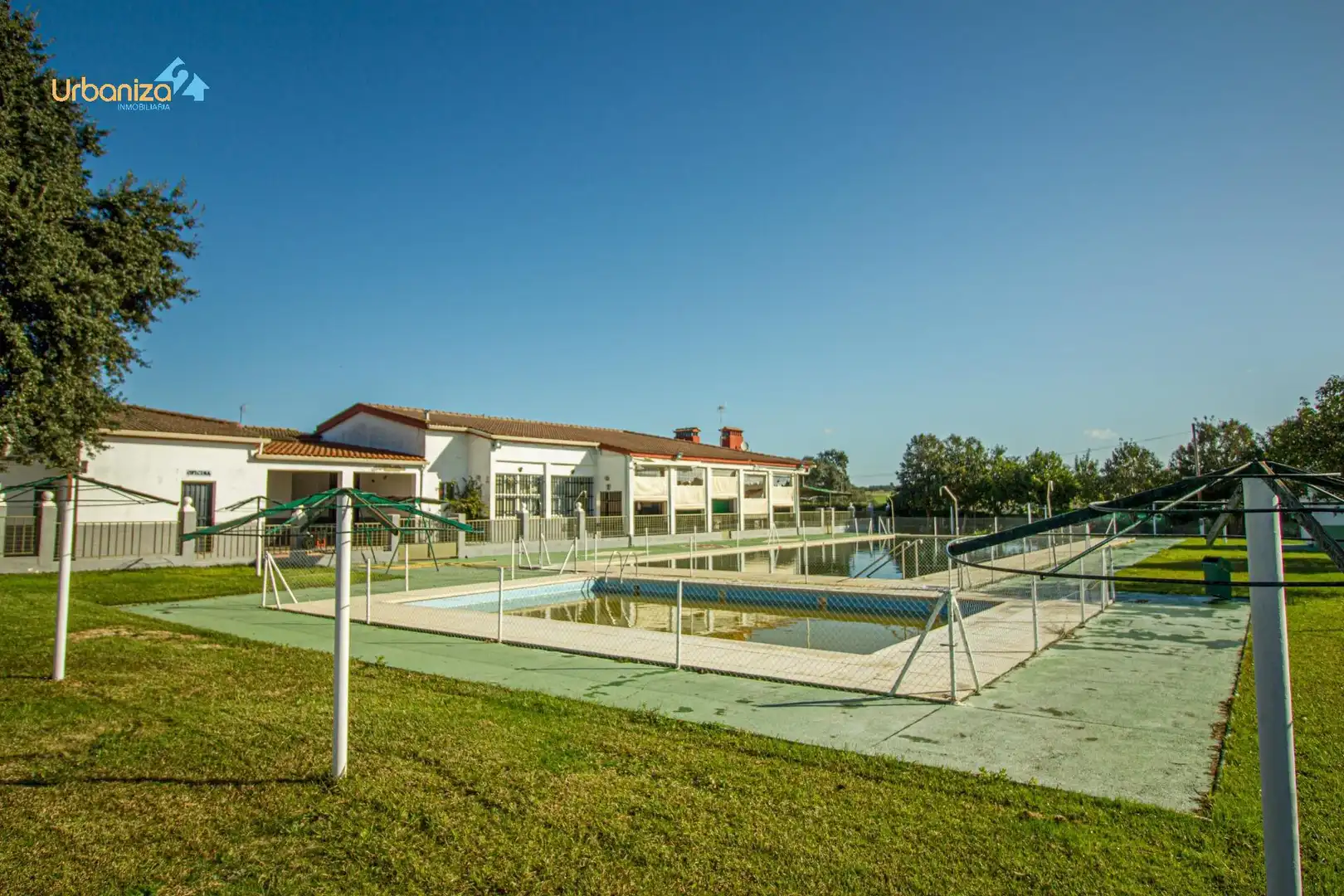 Schwimmbecken von Haus oder Chalet zum Verkauf in Badajoz mit Privatgarten, Terrasse und Abstellraum