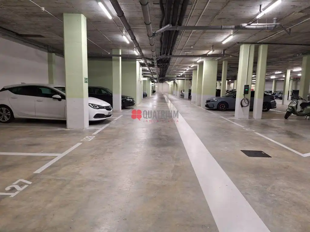 Parking de Piso de alquiler en Santiago de Compostela  con Calefacción, Terraza y Amueblado