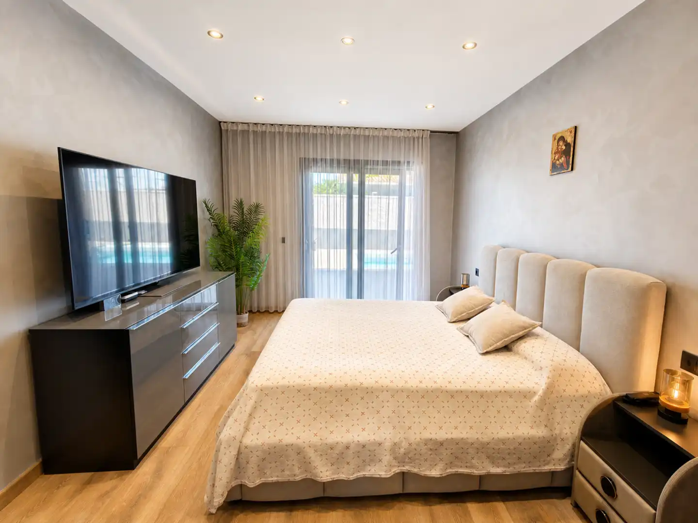 Dormitori de Casa o xalet en venda en Estepona amb Aire condicionat, Jardí privat i Terrassa