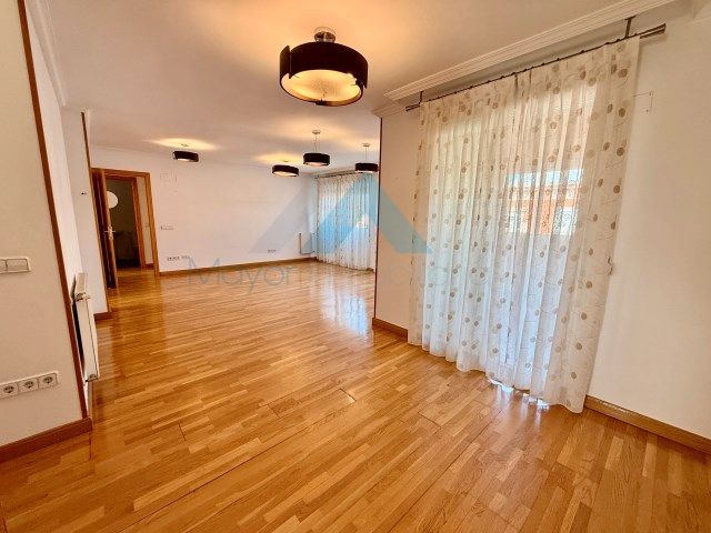 Sala de estar de Dúplex en venta en Alcalá de Henares con Aire acondicionado, Calefacción y Parquet