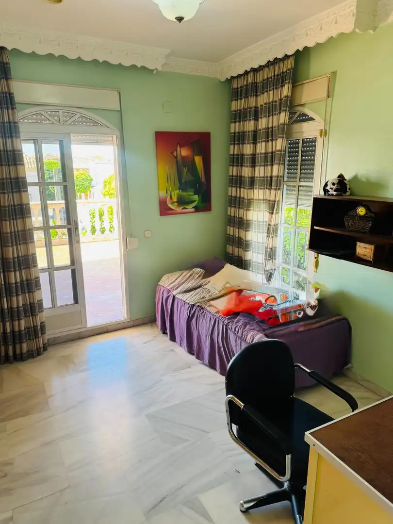 Dormitori de Casa adosada en venda en La Rinconada amb Aire condicionat, Jardí privat i Terrassa