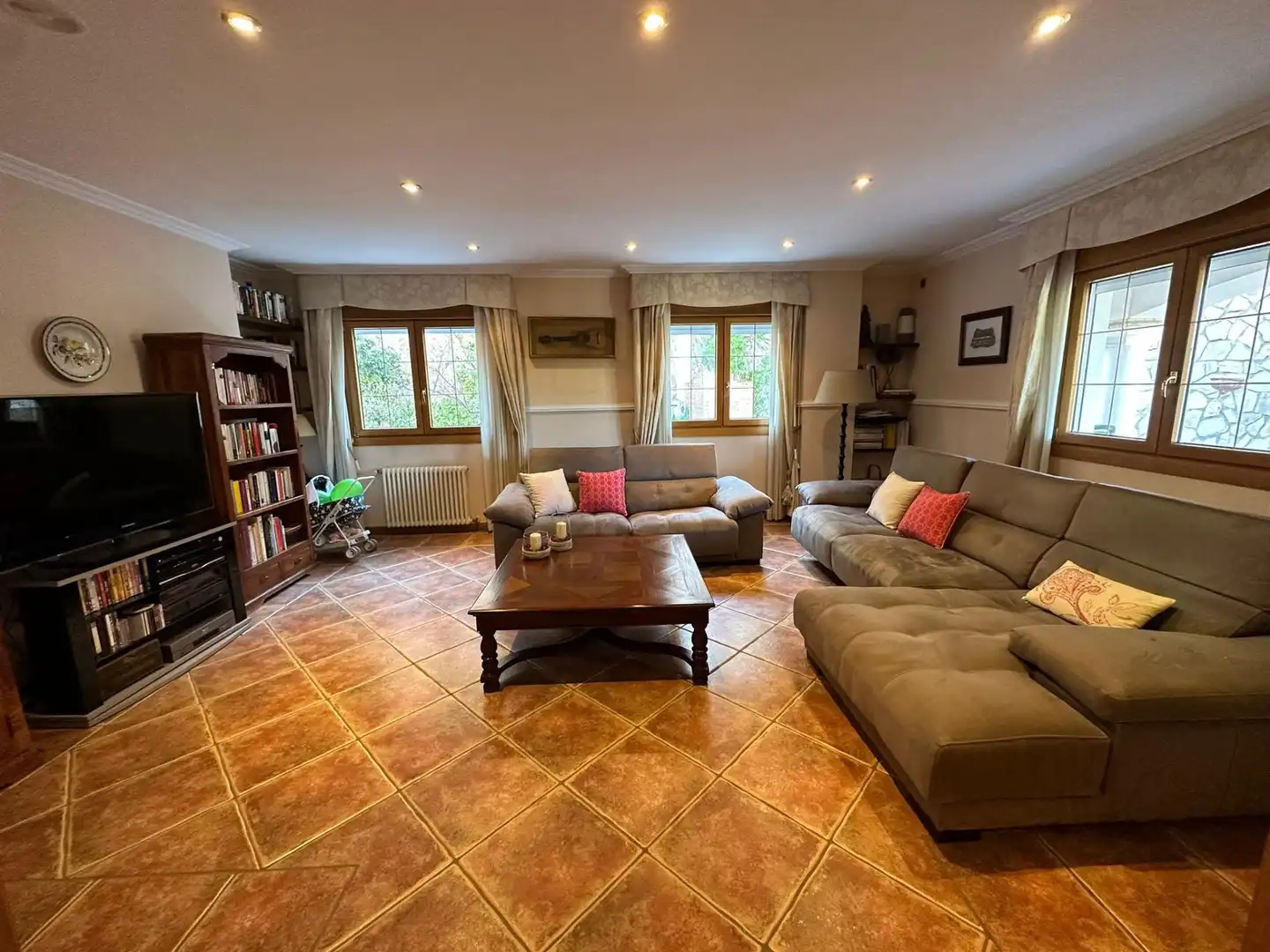 Sala d'estar de Casa o xalet en venda en Benicasim / Benicàssim amb Aire condicionat, Jardí privat i Terrassa