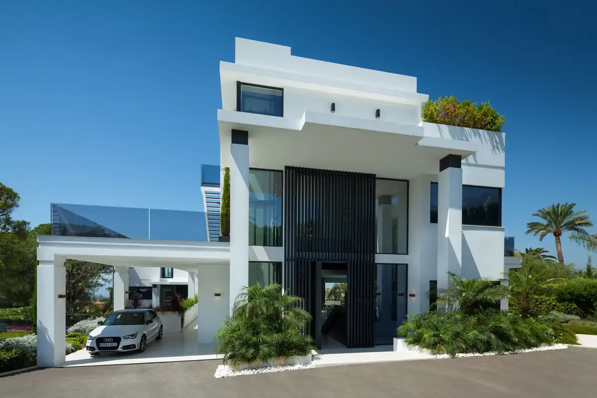 Vista exterior de Casa o xalet en venda en Marbella amb Jardí privat, Terrassa i Piscina