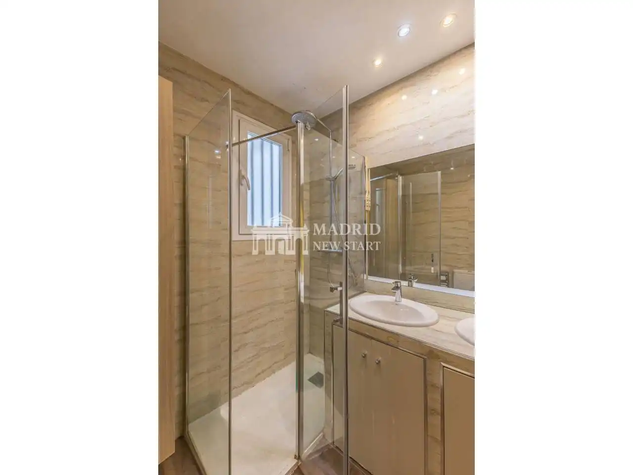 Badezimmer von Wohnung zum Verkauf in Madrid mit Klimaanlage und Heizung