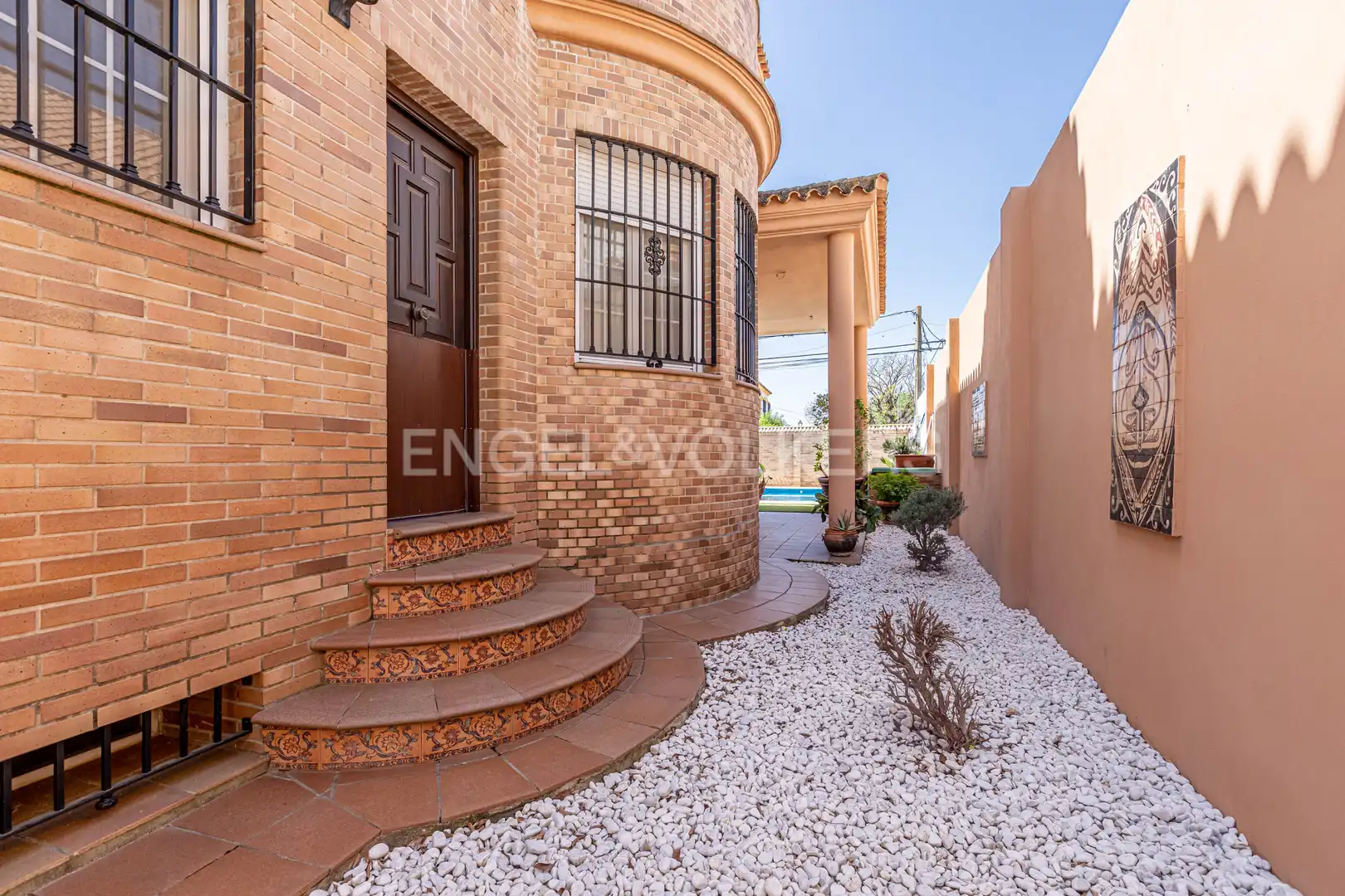 Vista exterior de Casa o xalet en venda en Utrera amb Aire condicionat, Calefacció i Jardí privat