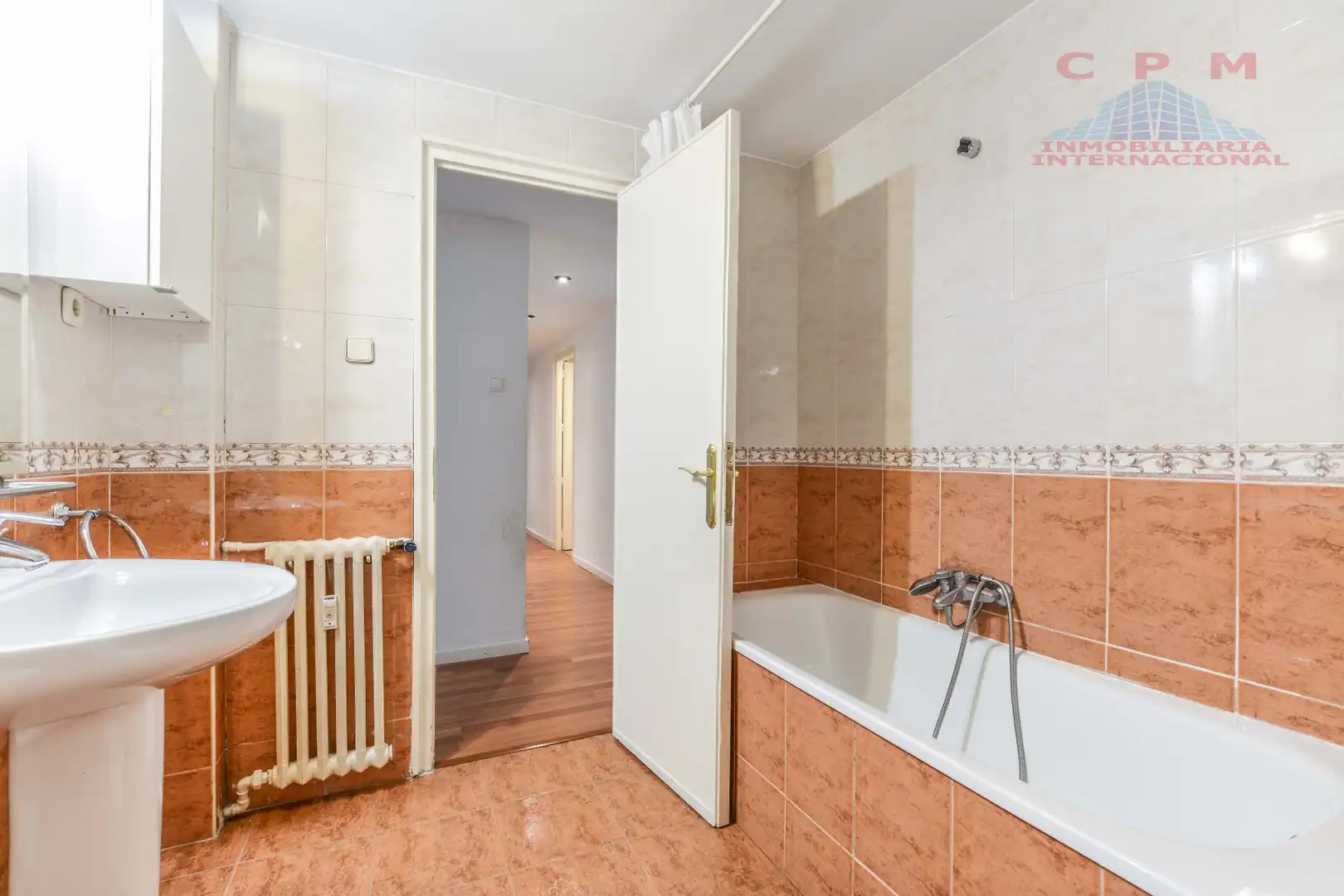 Badezimmer von Wohnung zur Miete in Madrid mit Klimaanlage, Terrasse und Ofen