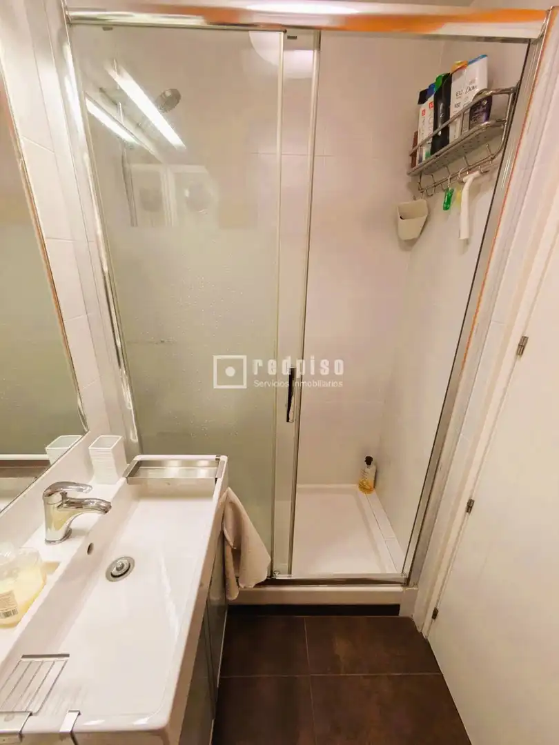 Badezimmer von Wohnungen zum Verkauf in Madrid mit Heizung und Möbliert