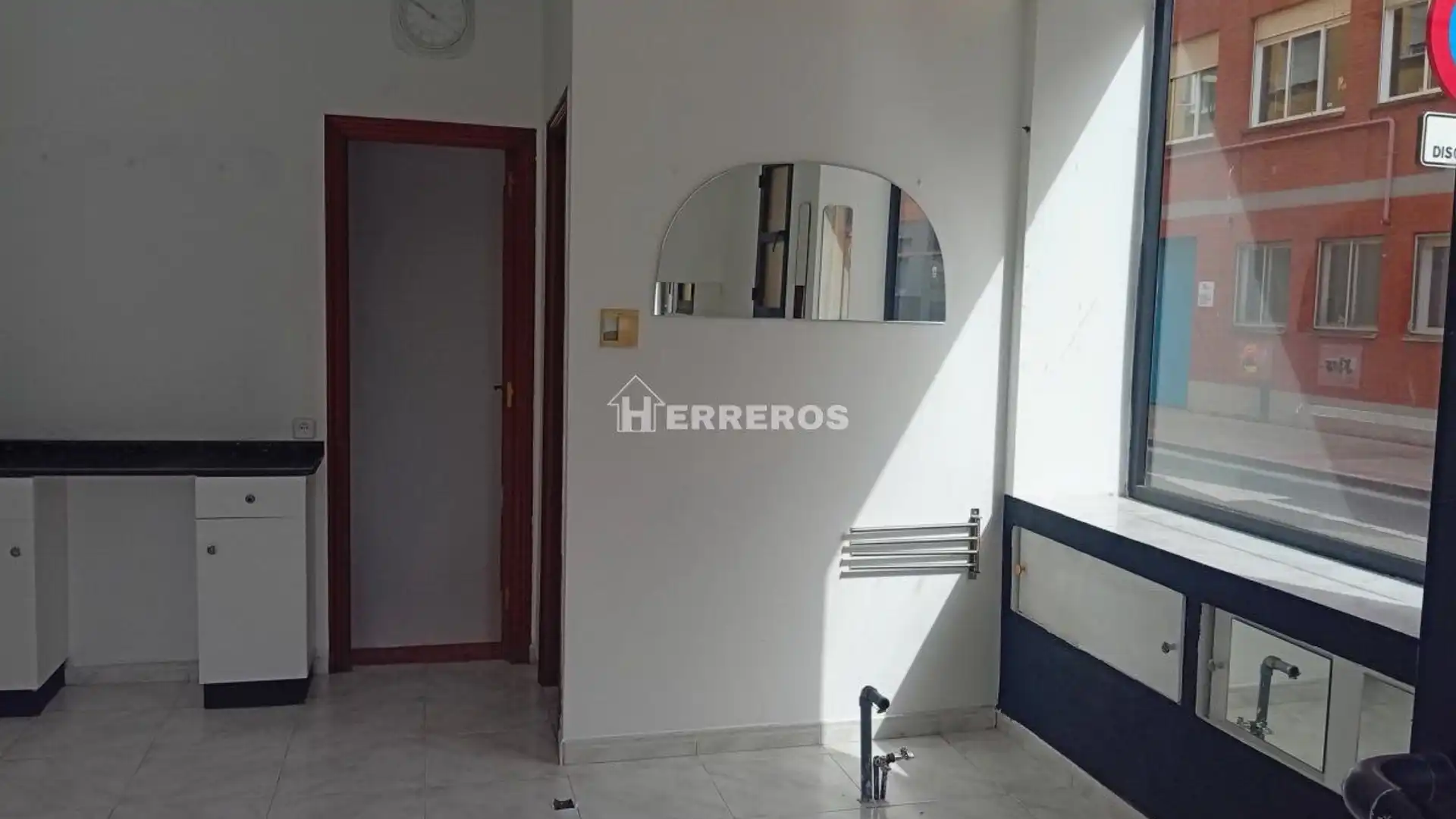 Dormitori de Local en venda en  Logroño