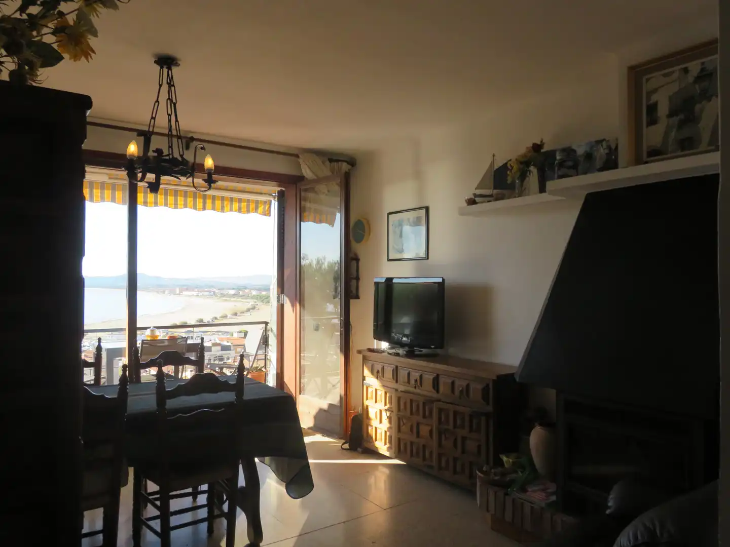 Sala de estar de Apartamento en venta en L'Estartit con Calefacción, Terraza y Amueblado