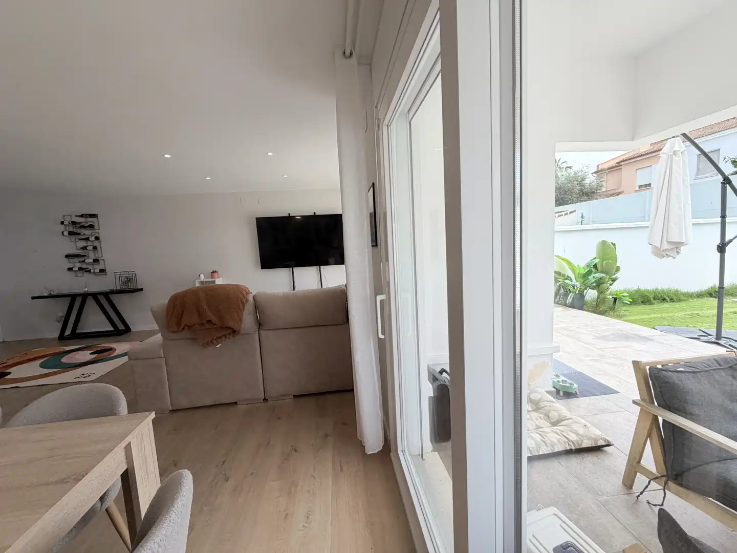 Sala de estar de Casa adosada en venta en Espartinas con Aire acondicionado, Jardín privado y Parquet