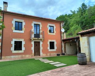 Vista exterior de Casa o xalet en venda en Valdeolea amb Terrassa i Balcó