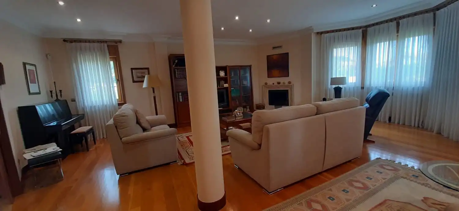 Sala d'estar de Casa o xalet en venda en Argoños  amb Calefacció