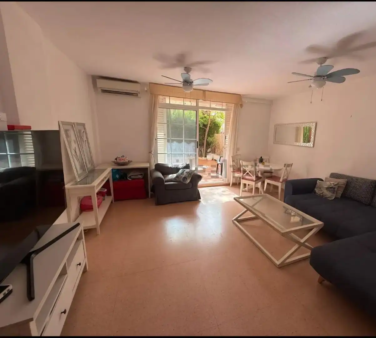 Sala d'estar de Casa adosada en venda en El Campello amb Aire condicionat, Jardí privat i Terrassa