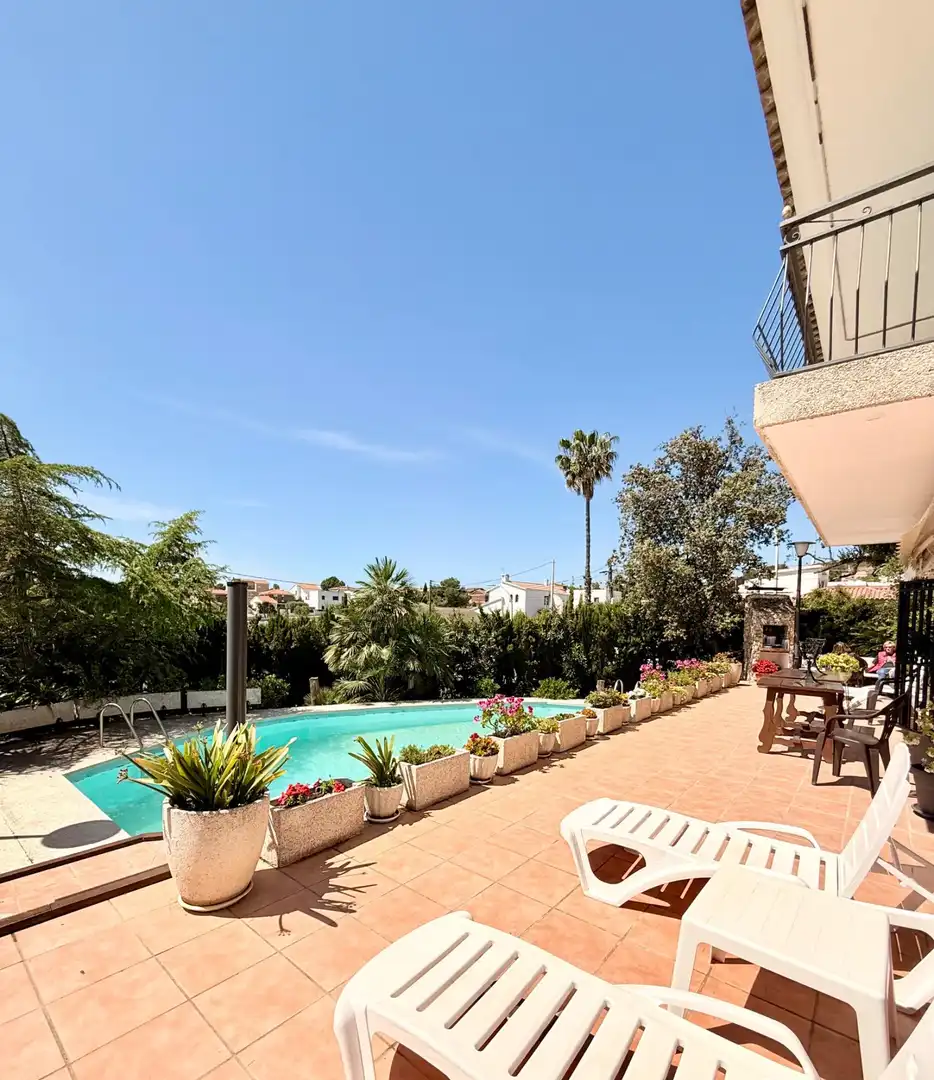 Schwimmbecken von Haus oder Chalet zum Verkauf in Calafell mit Klimaanlage, Heizung und Privatgarten