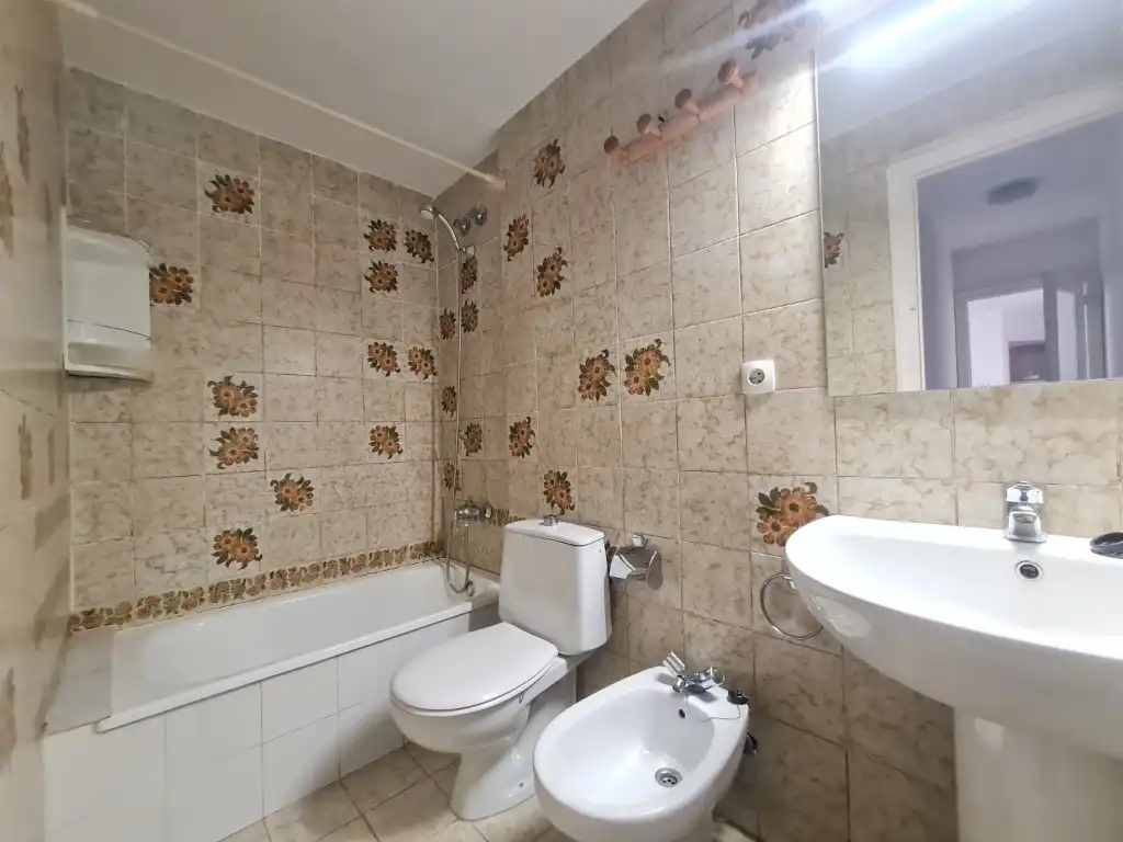 Bathroom of Flat for rent in Girona