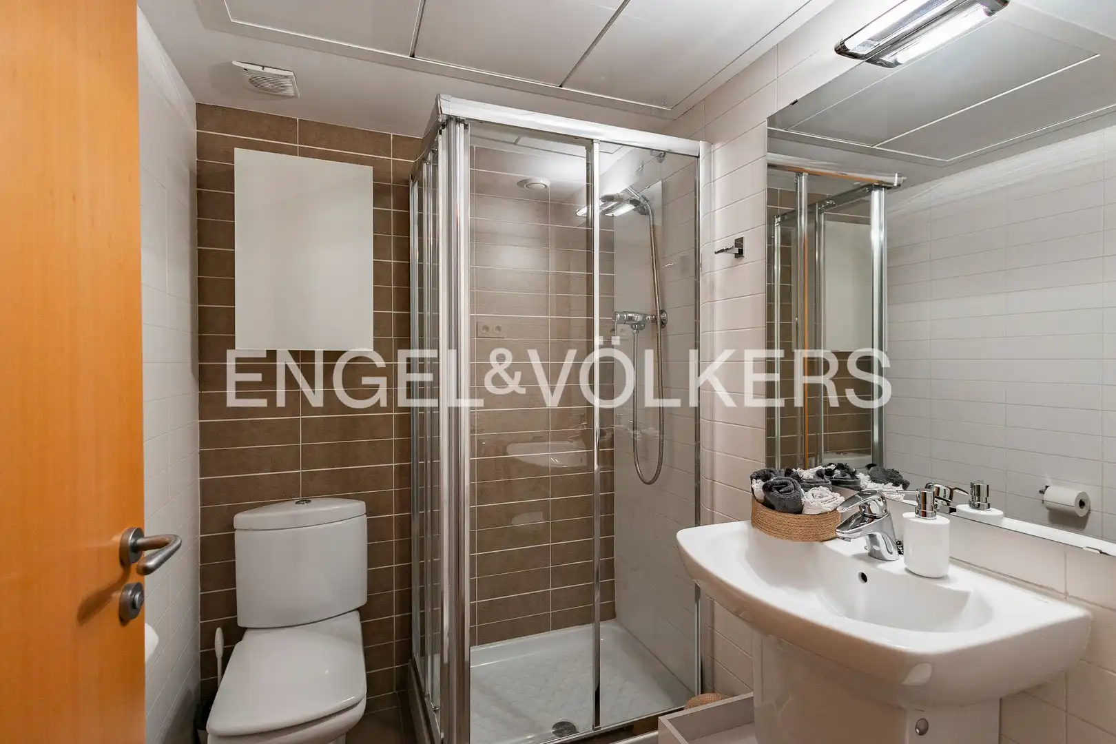 Bathroom of Duplexes for sale in Barcelona  with Air Conditioner, Heating and Parquet flooring