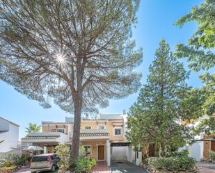 Vista exterior de Casa o xalet de lloguer en Benahavís amb Aire condicionat i Terrassa