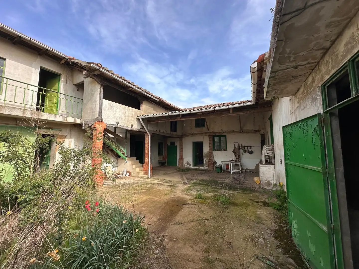 Vista exterior de Casa adosada en venda en Riego de la Vega amb Calefacció, Terrassa i Balcó