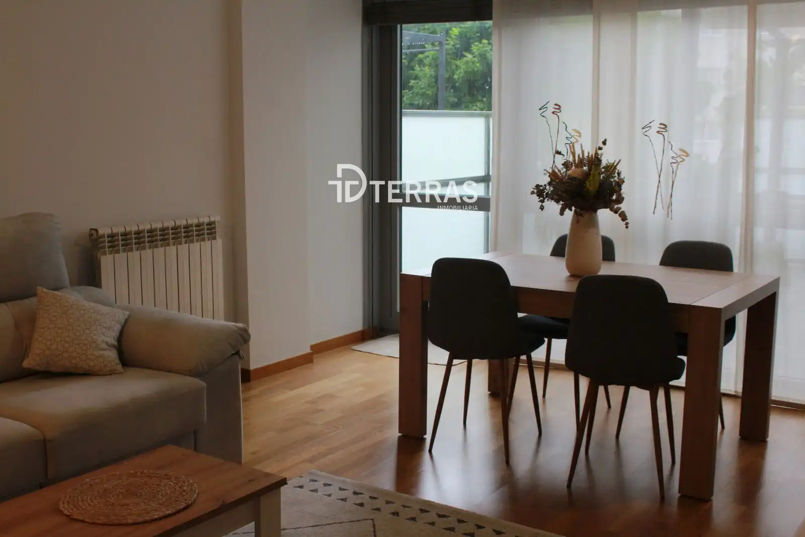 Sala d'estar de Pis en venda en Pontevedra Capital  amb Terrassa, Traster i Moblat