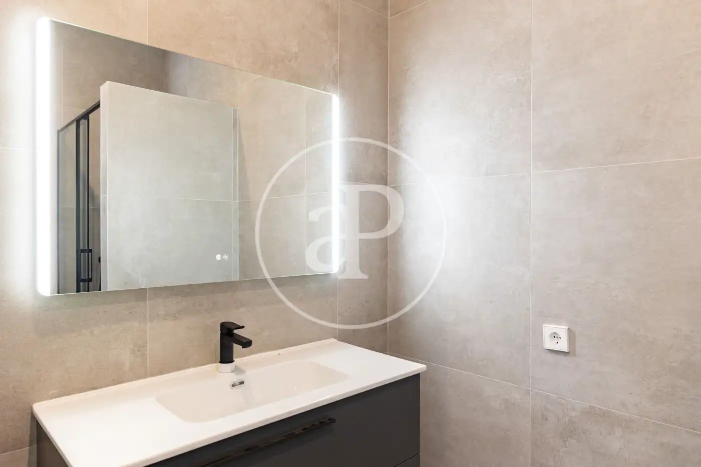 Badezimmer von Wohnung zum Verkauf in Barcelona mit Klimaanlage, Heizung und Balkon