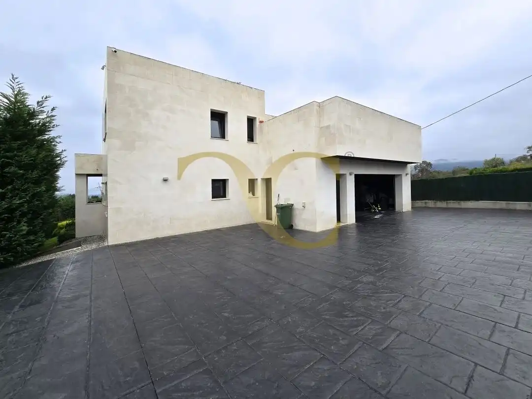Vista exterior de Casa o xalet en venda en Oviedo  amb Calefacció, Jardí privat i Terrassa