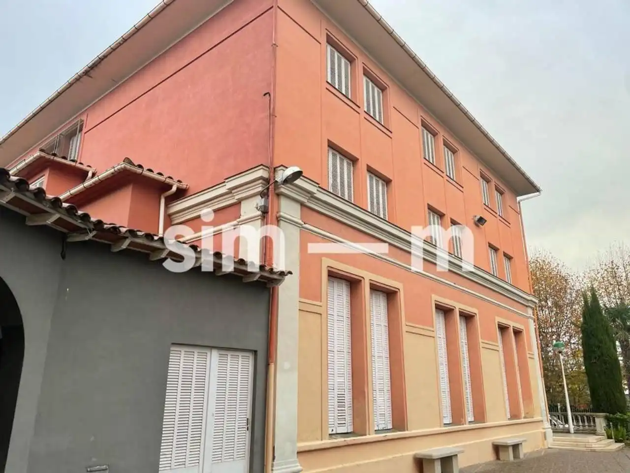 Außenansicht von Gebäude zum Verkauf in Tona