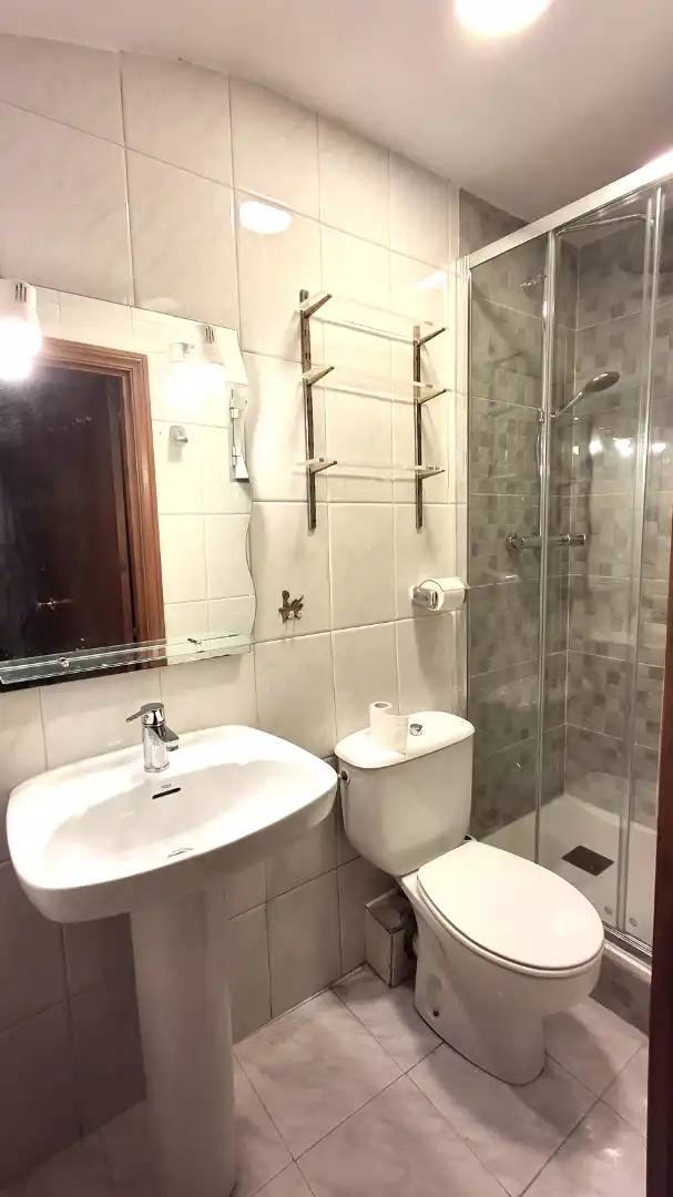 Baño de Piso en venta en Madrid con Horno, Lavadora y Alarma