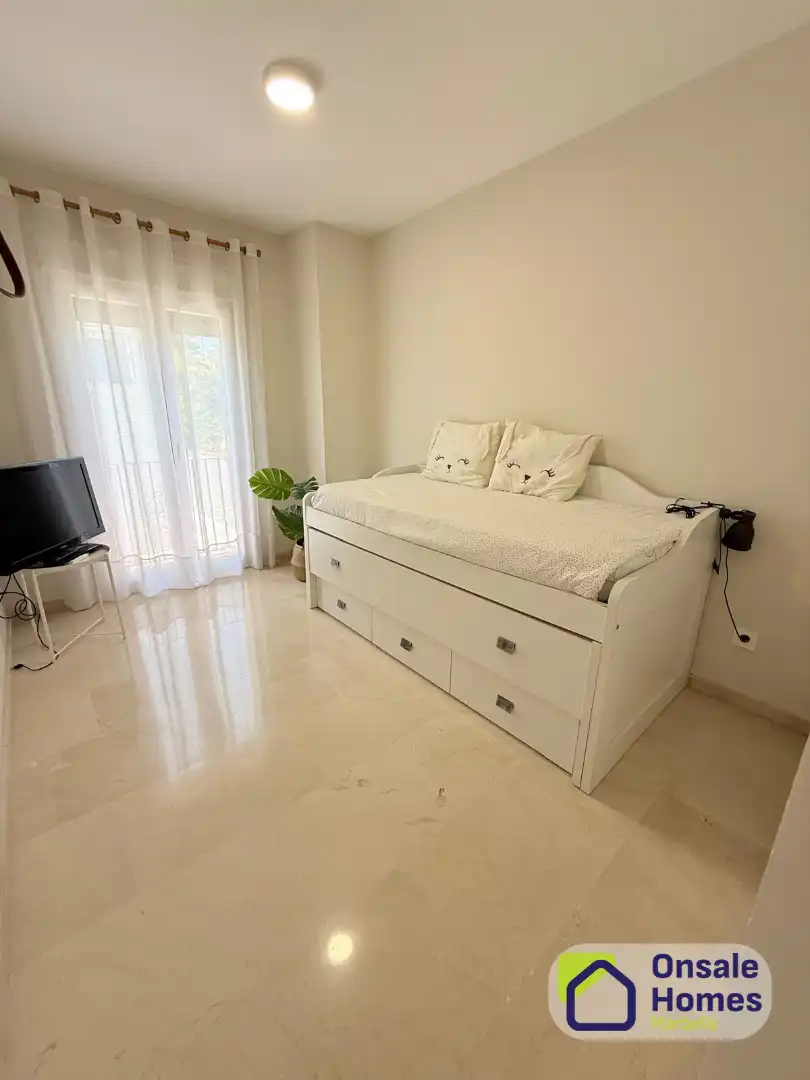 Habitación de Casa adosada de alquiler con opción a compra en Marbella con Terraza, Amueblado y Piscina comunitaria