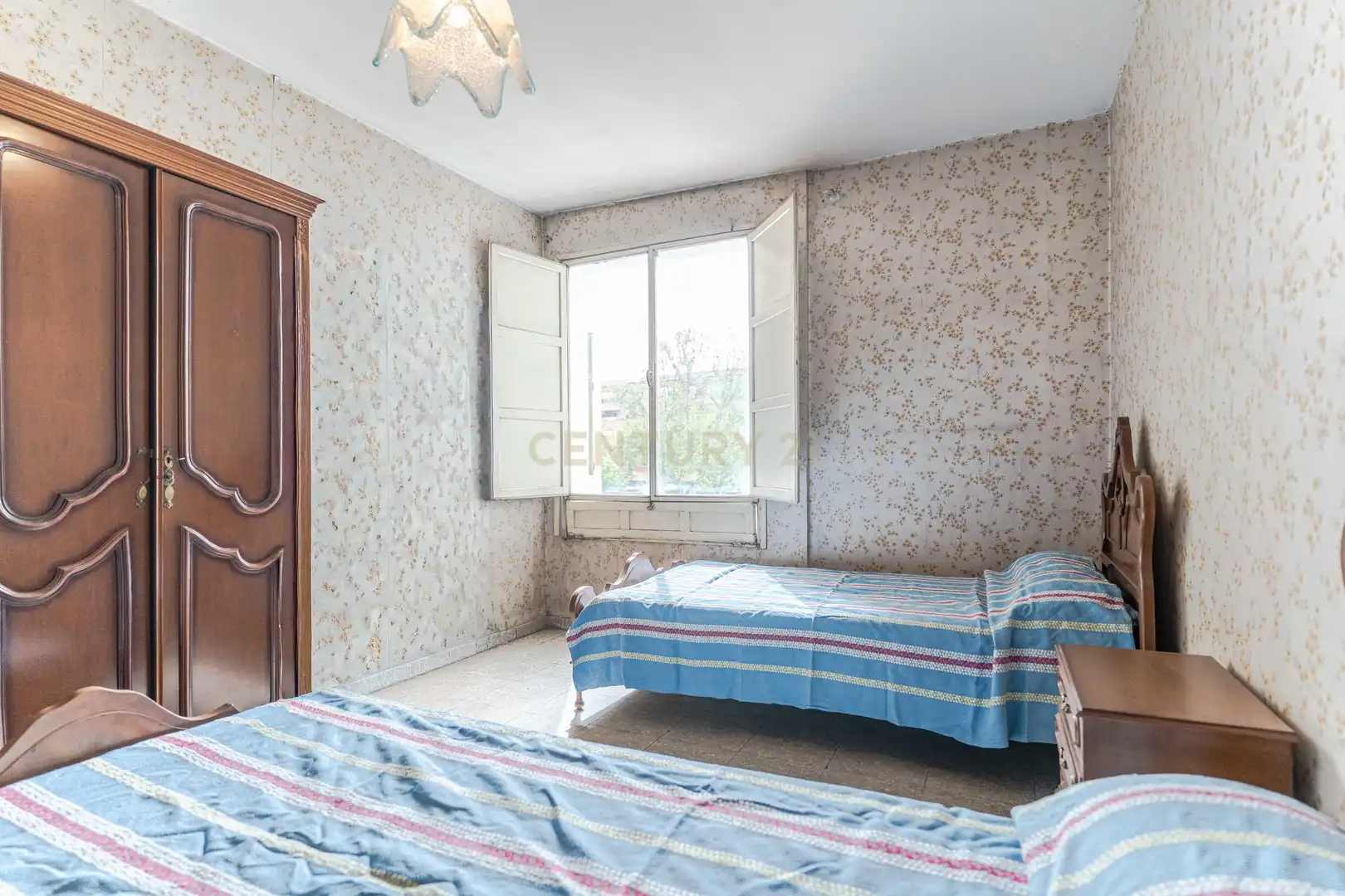 Dormitori de Apartament en venda en Granada amb Balcó