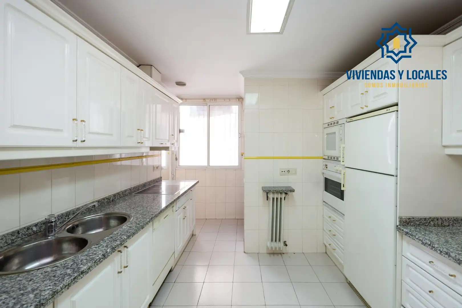 Kitchen of Flat for sale in Granada