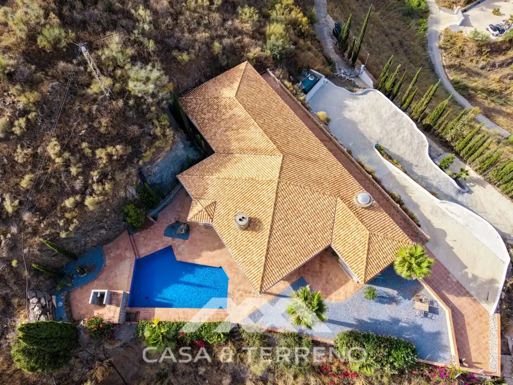 Vista exterior de Casa o xalet en venda en Algarrobo amb Jardí privat, Terrassa i Piscina