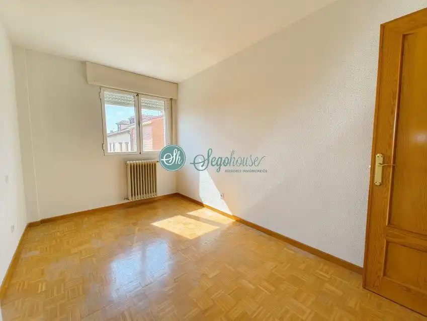 Habitación de Piso en venta en San Cristóbal de Segovia con Calefacción, Trastero y Balcón