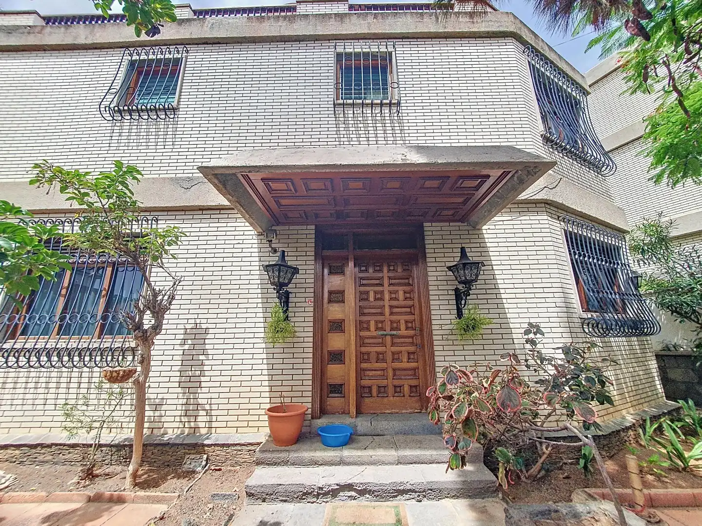 Vista exterior de Casa o xalet en venda en Las Palmas de Gran Canaria amb Aire condicionat, Jardí privat i Balcó